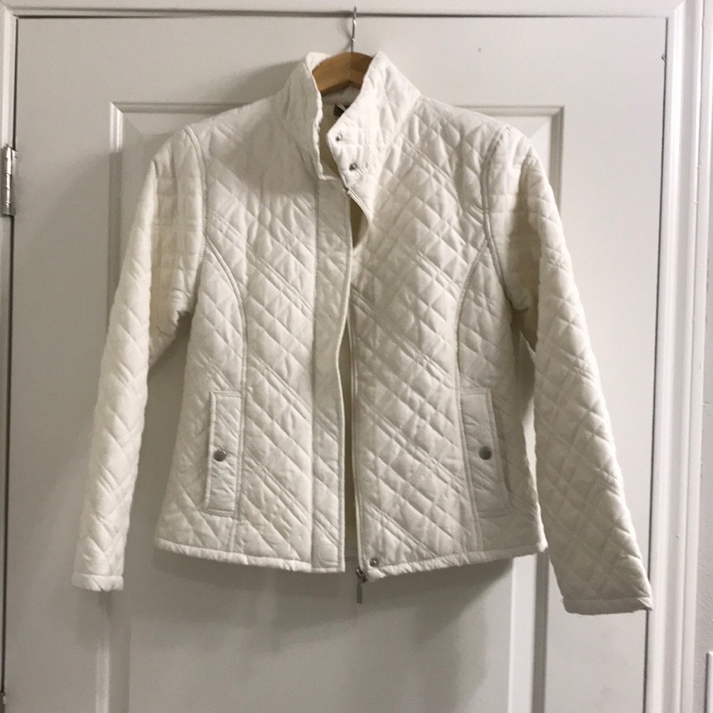 Short lightweight jacket . Light ivory